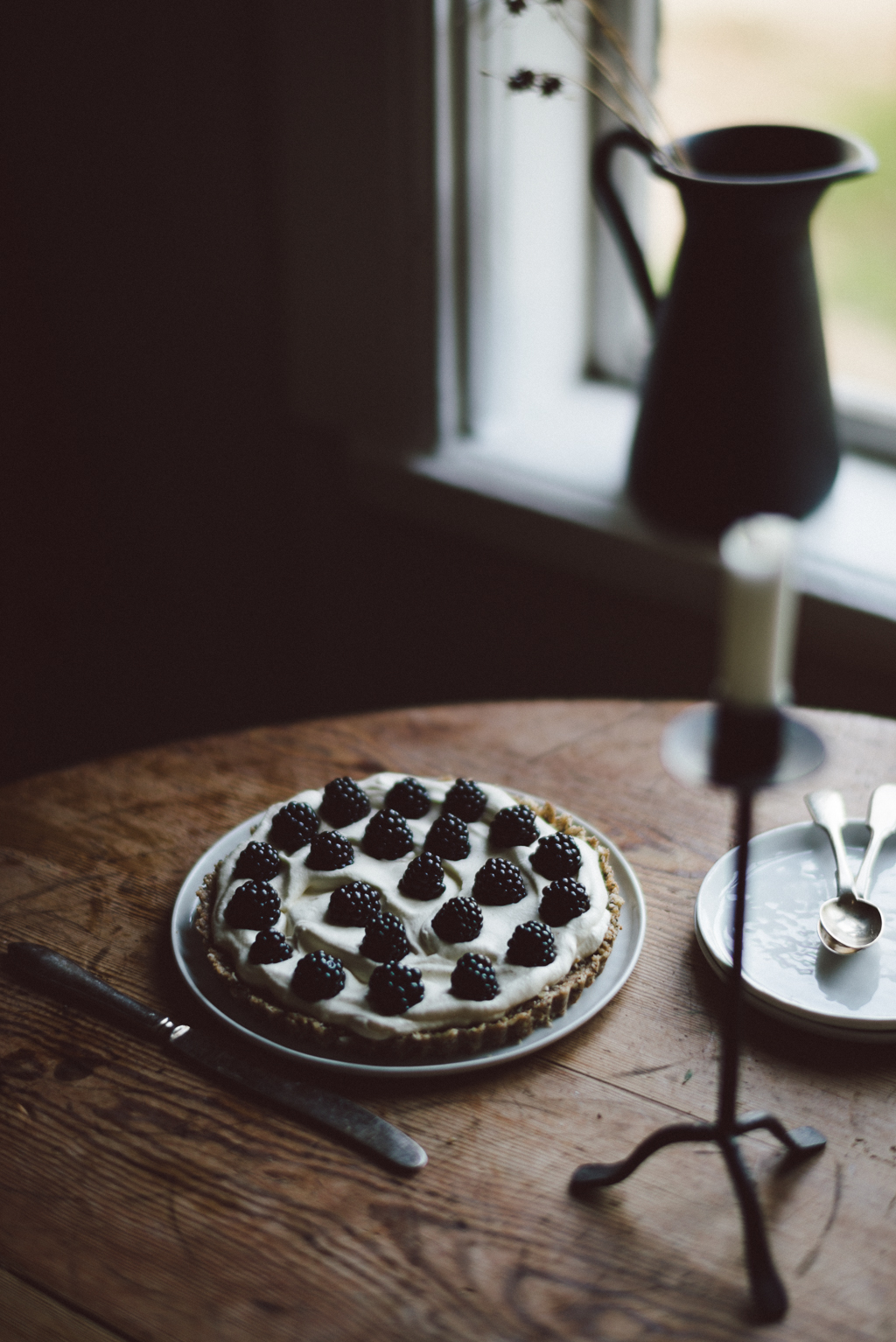 Raw björnbärspaj 6 Raw black berry cake by Babes in Boyland