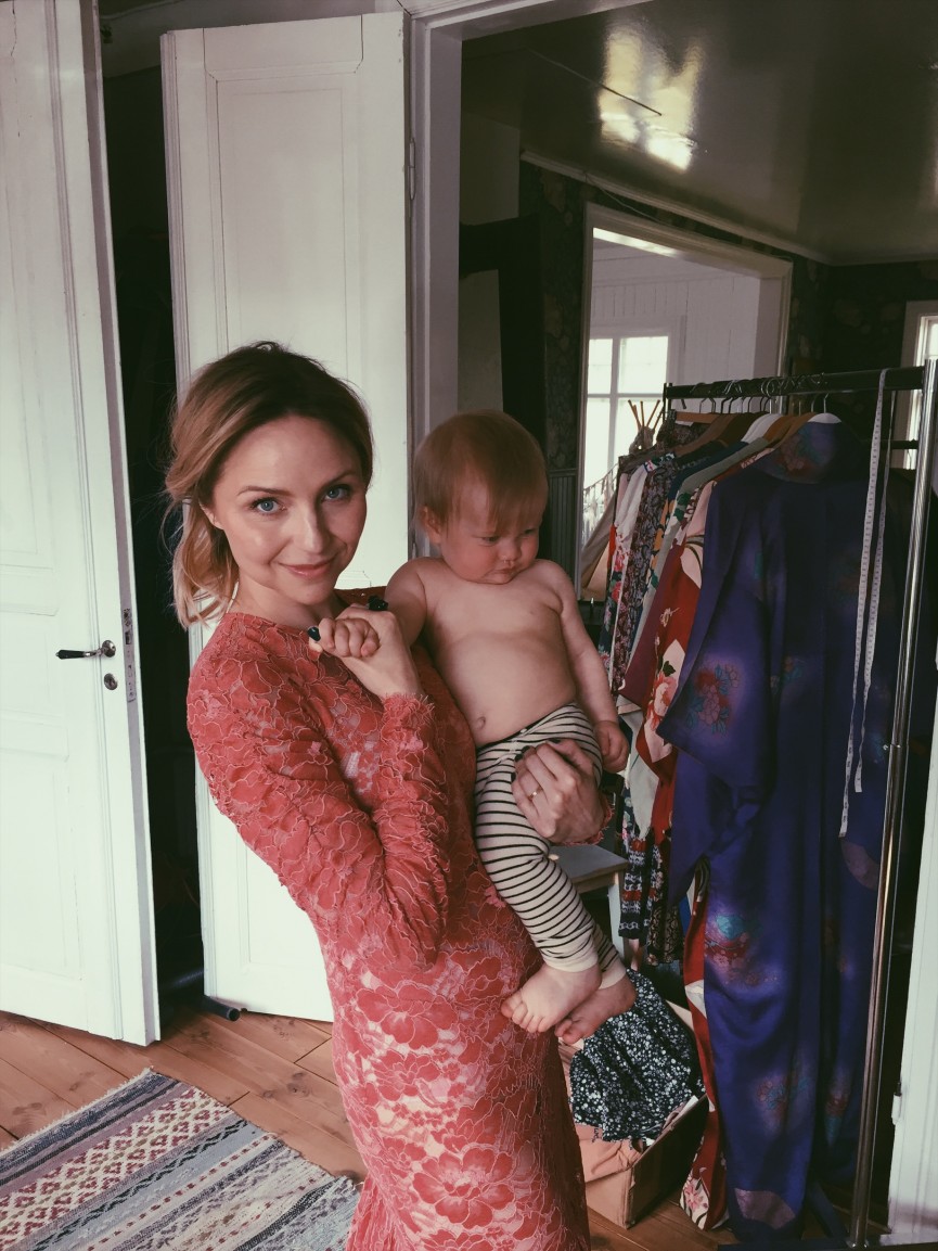 07D70173 A2C5 4136 9DB2 7234A95E270F BTS från en måndag med aprikosfärgad spets