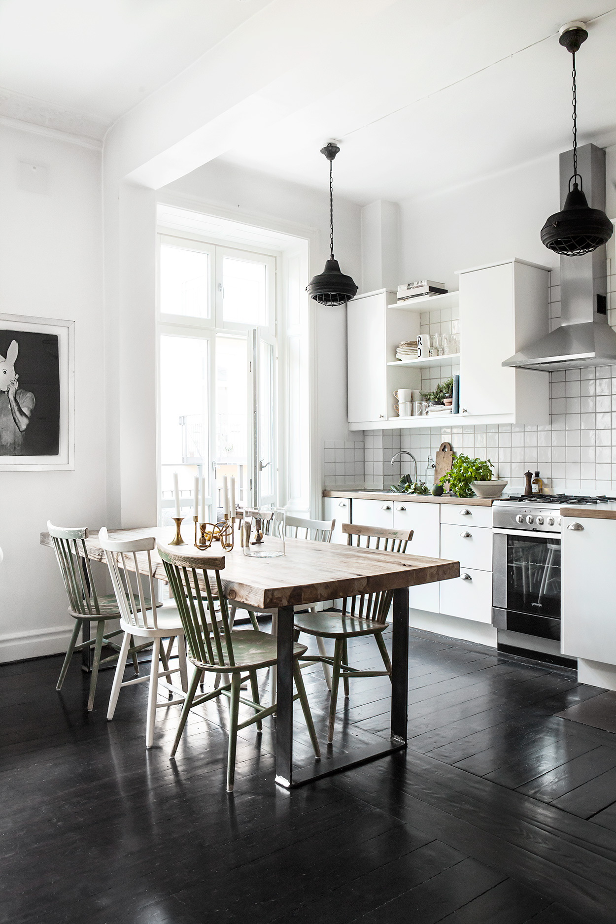 Kakelugnar och mörkt trägolv 6 Fantastic Frank, photo Anna Malmberg