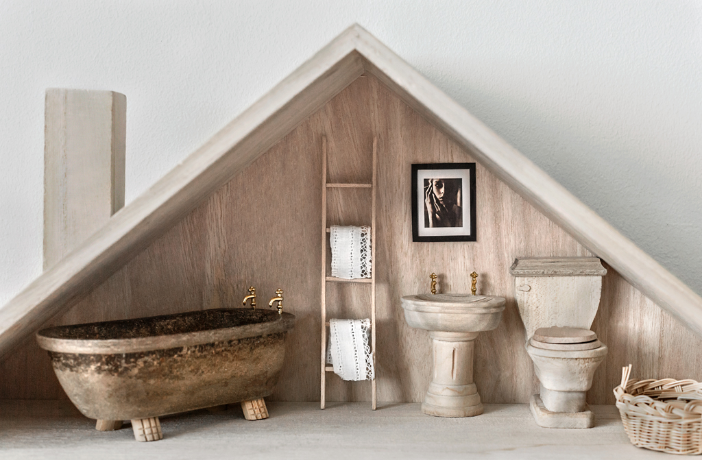 99B8837 The Doll house