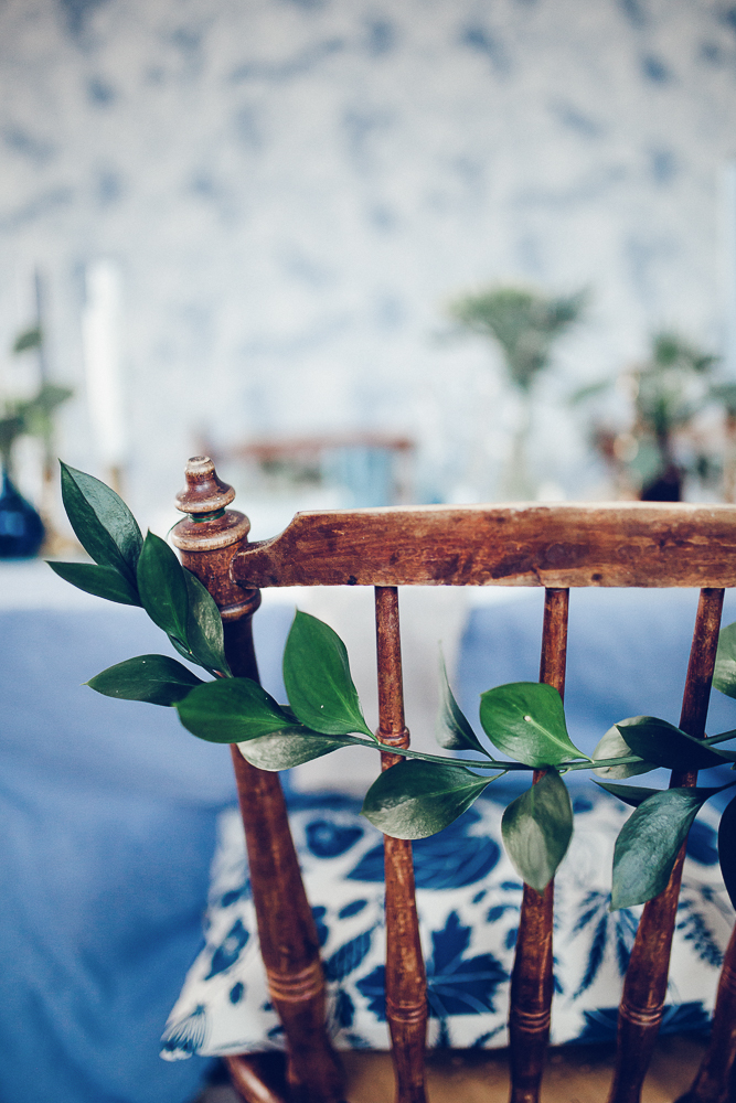 Duka med blåa toner i jul 5 juldukning volang stol