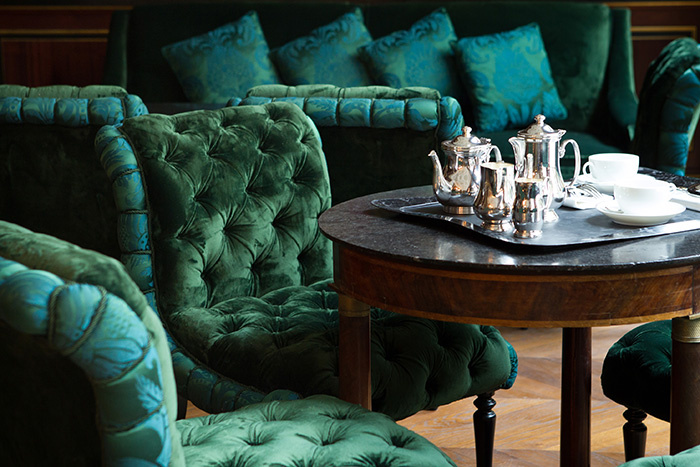 home_la_reserve_paris_hotel_library_detail_jpg_4030_north_700x_white