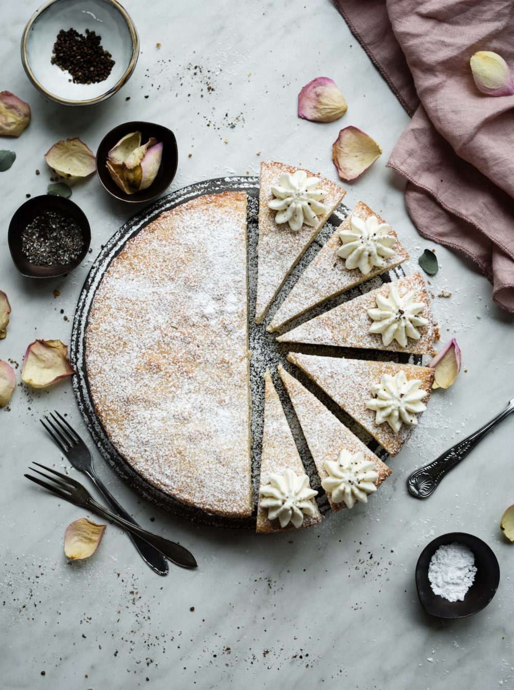 semmelkladdkaka-matstyling-kladdkaka-2-1000x1342