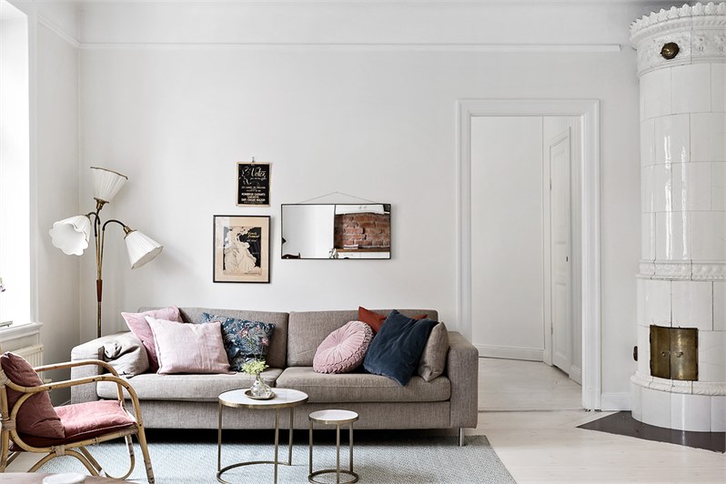 Ljuvlig sekelskifteslägenhet i Midsommarkransen 5 inredning vintage vardagsrum av vintagefabriken