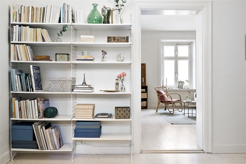 Ljuvlig sekelskifteslägenhet i Midsommarkransen 8 inredning vintage strinhylla