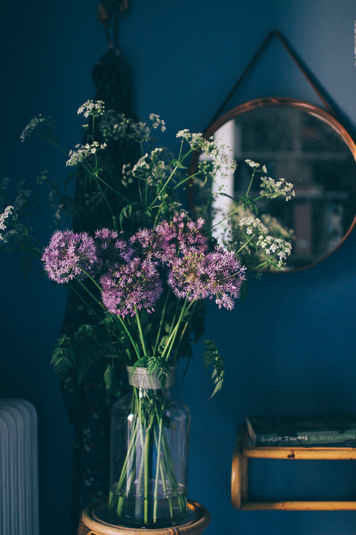 lovely life volang blatt sovrum Rotting, mörkblått och en bukett med ogräs i mitt sovrum