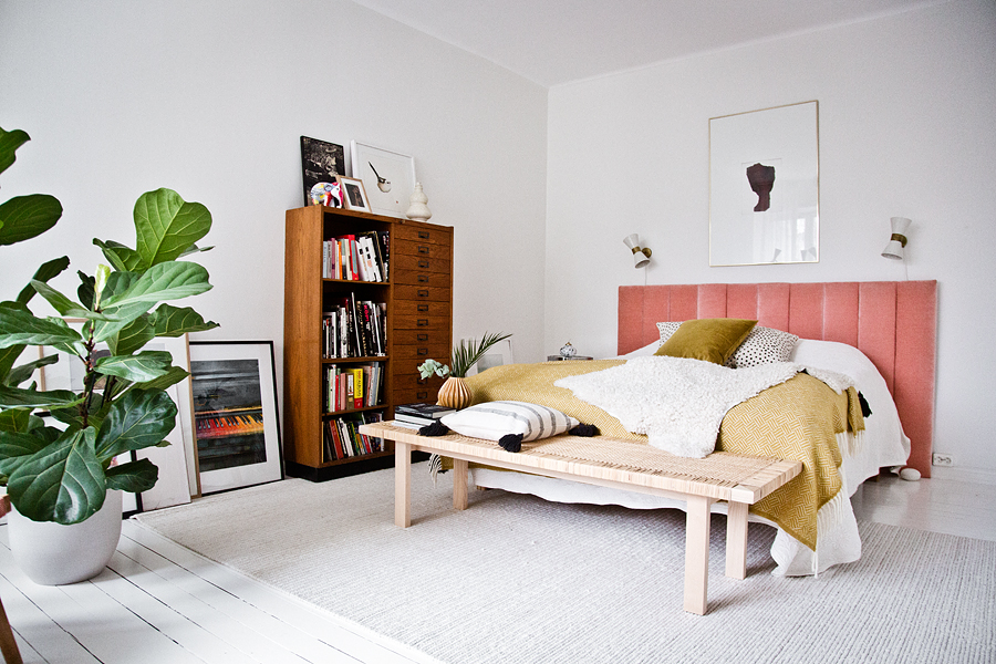 Hemma hos Anna och Mattias - en eklektisk pärla med massa härlig färg och design 6 Sänggavel av Anna Lidman – Foto Isabelle Pedersen