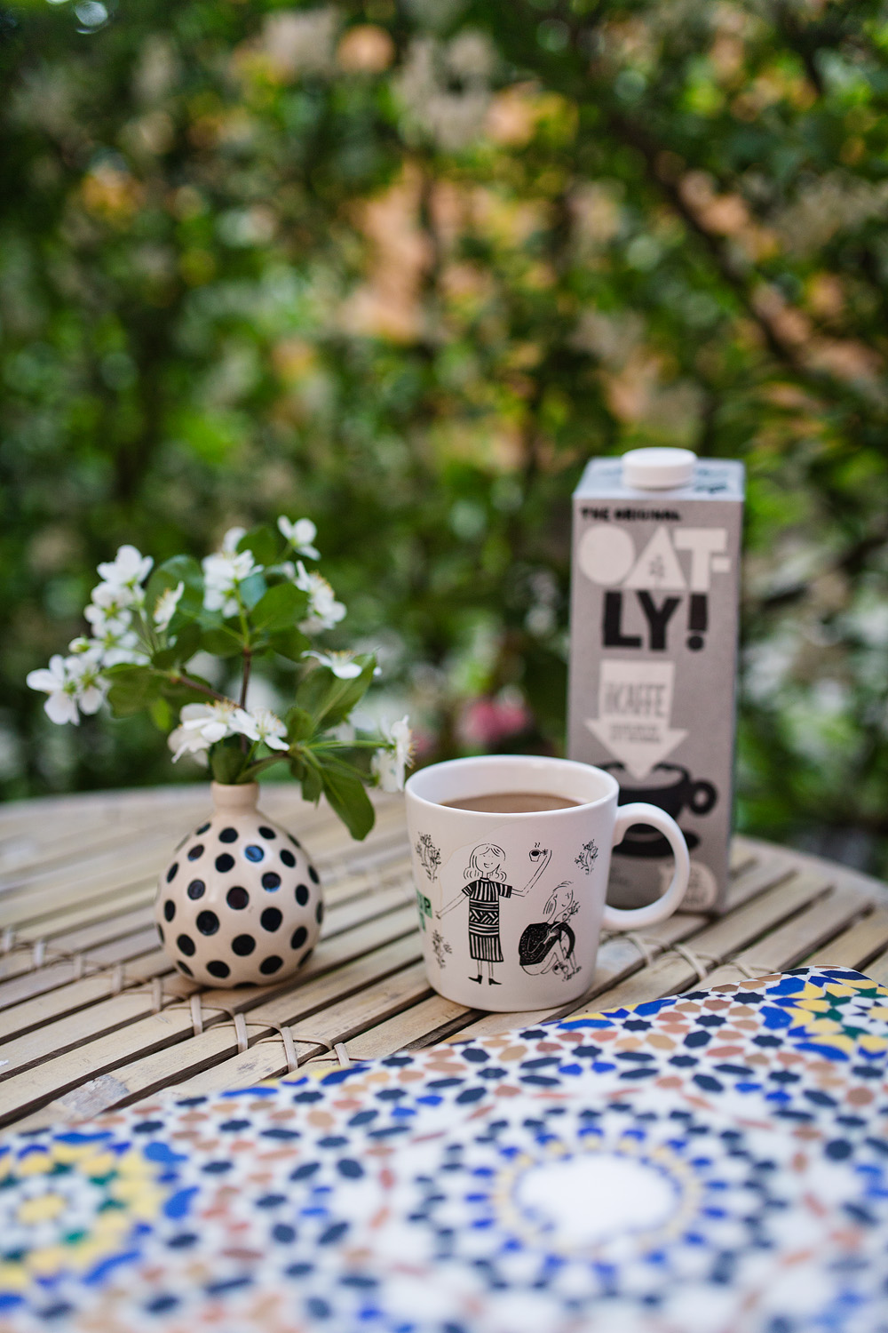 kaffe uteplats 0047 Tankar en nationaldag - om djur, barn, sommaren och det där hatet som ger mig en stor klump i magen