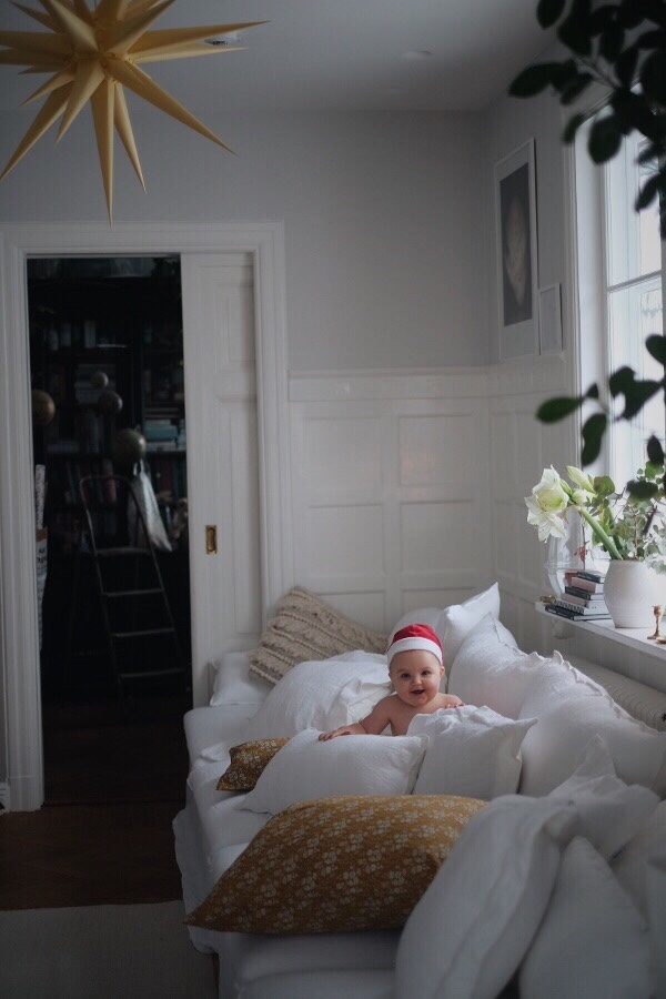 24b7bcd9 00b5 49a3 9e08 2ecd0fa46368 Soffa i linne, liten tomte inne