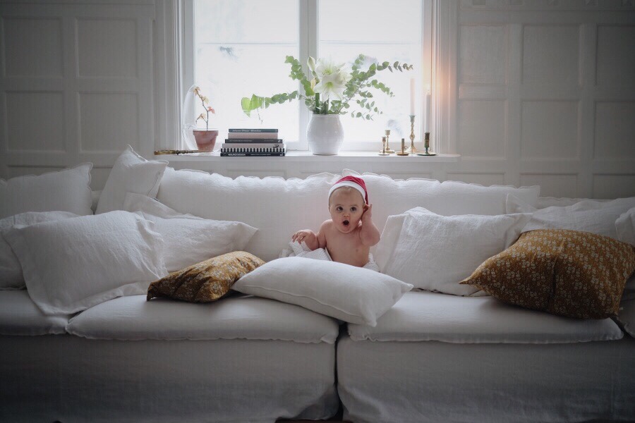 5f0c0f1c a103 4d26 96b9 f2e712eddd29 Soffa i linne, liten tomte inne
