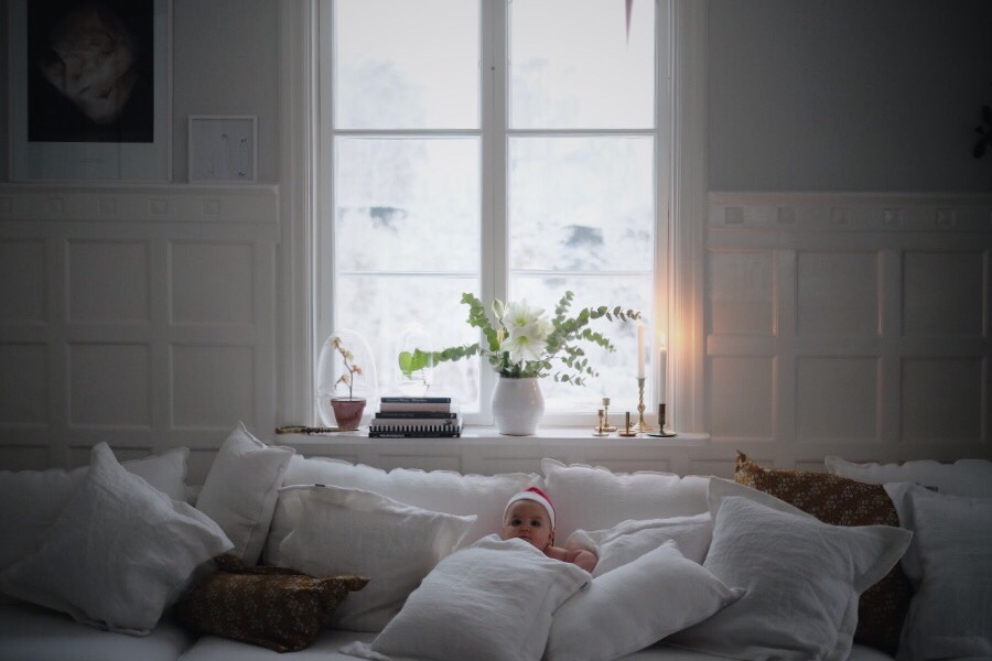 67949bb8 0f5a 413b 8828 5187bd406932 Soffa i linne, liten tomte inne