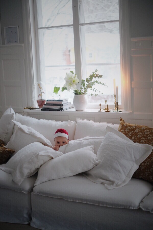 c6a96c00 abc0 4c7c b5d2 f39149a0b395 Soffa i linne, liten tomte inne