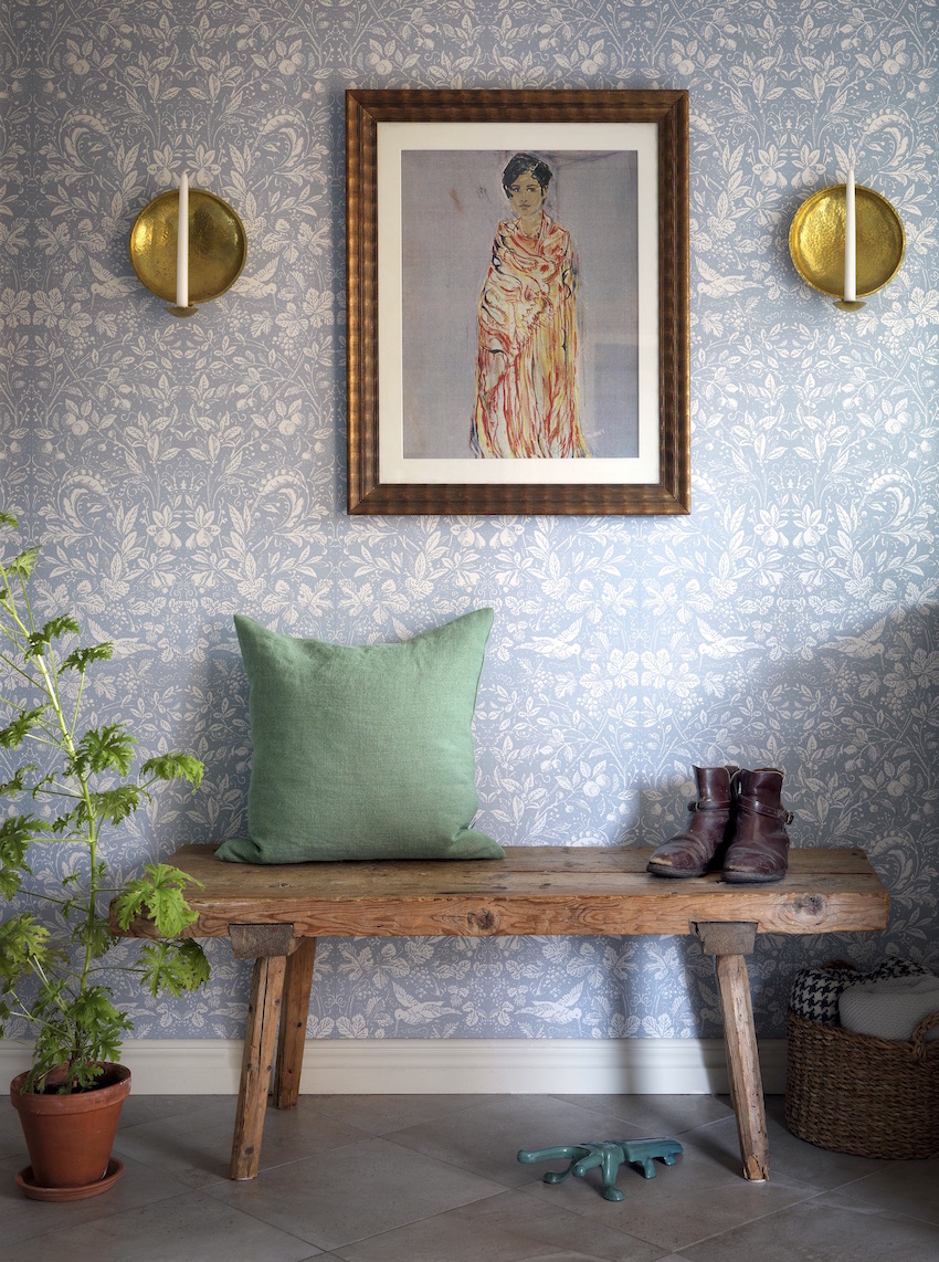 05 Wallpapered Hallway in Daniel and Michaela Gruts Swedish Home DesignSponge.14 Öppet hus och hemma hos i kvadrat