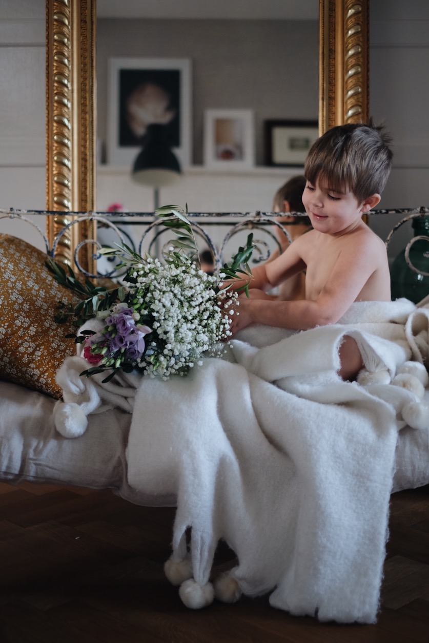 23A9EEEB E0D3 443D A308 93B86E4E5B71 Han och blommorna