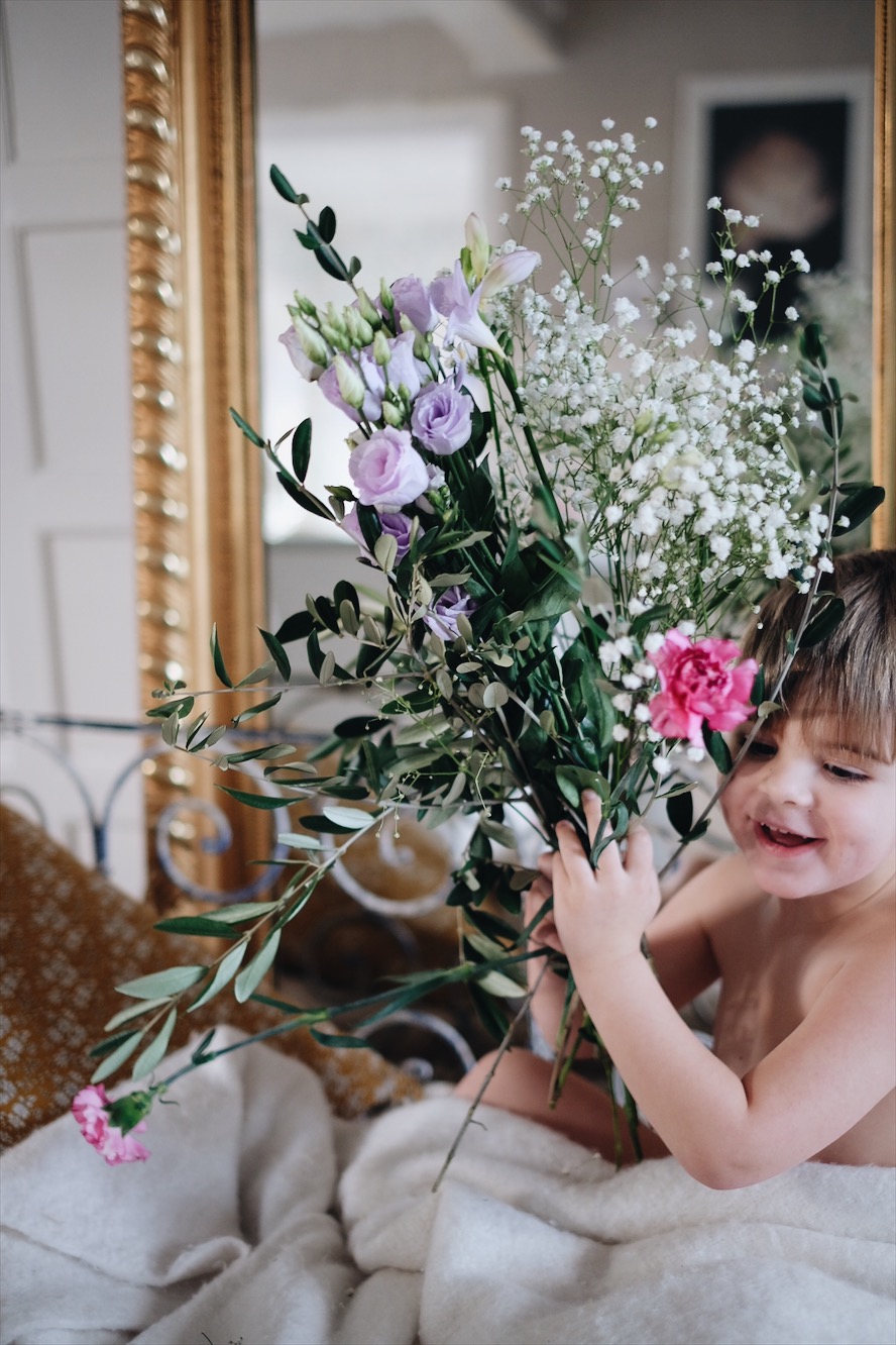7AE90AA9 B654 4A9B AE73 314F4692214F Han och blommorna