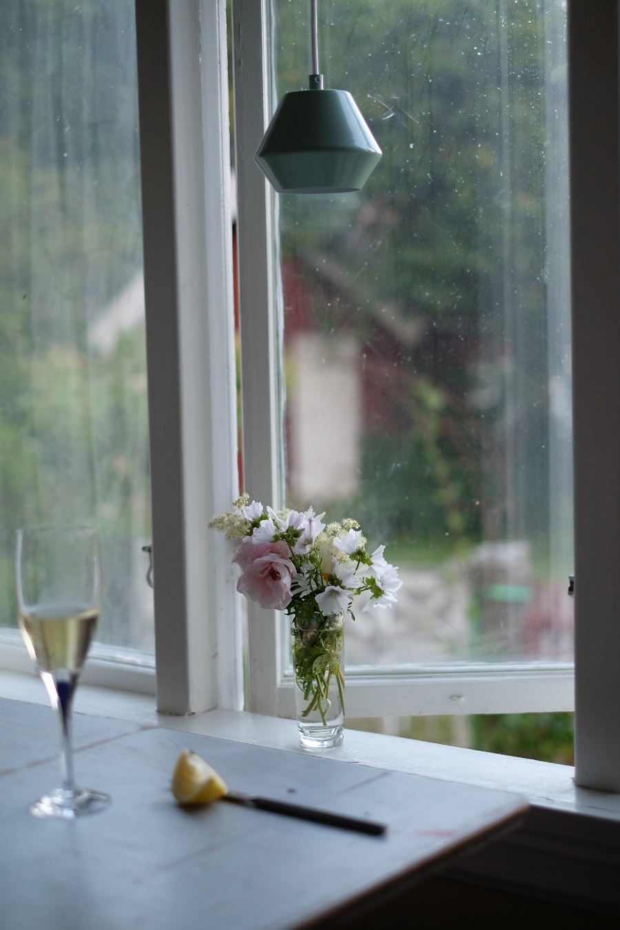 Emma sommar18 I väntan på räkor och cava