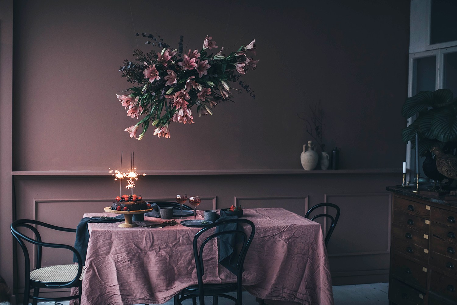 flower installation with lillies Veckans finaste; hemma hos Anna på Mrs Mighetto, en ostronbar i New York och egen Ginger Ale